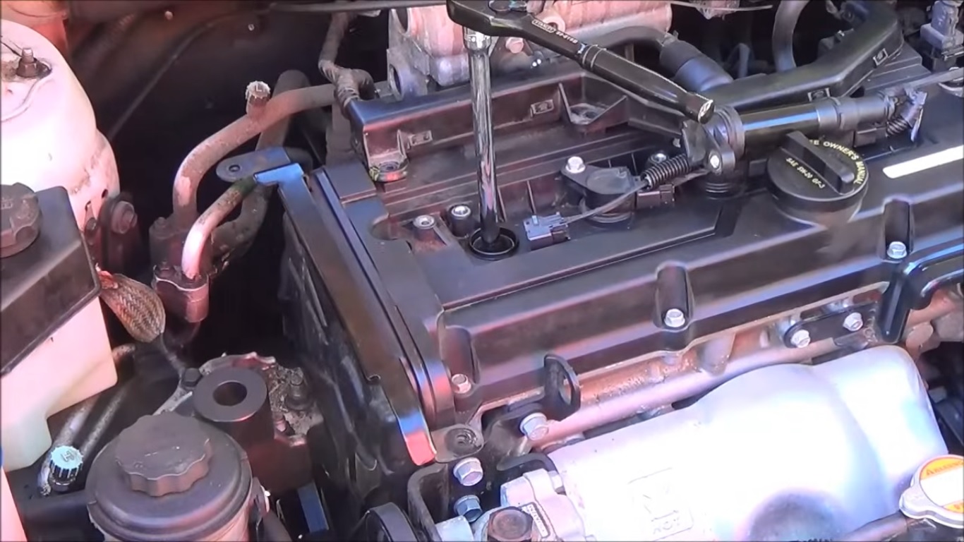 Открутить свечи зажигания 1.6л двигателя на автомобиле Hyundai Accent MC