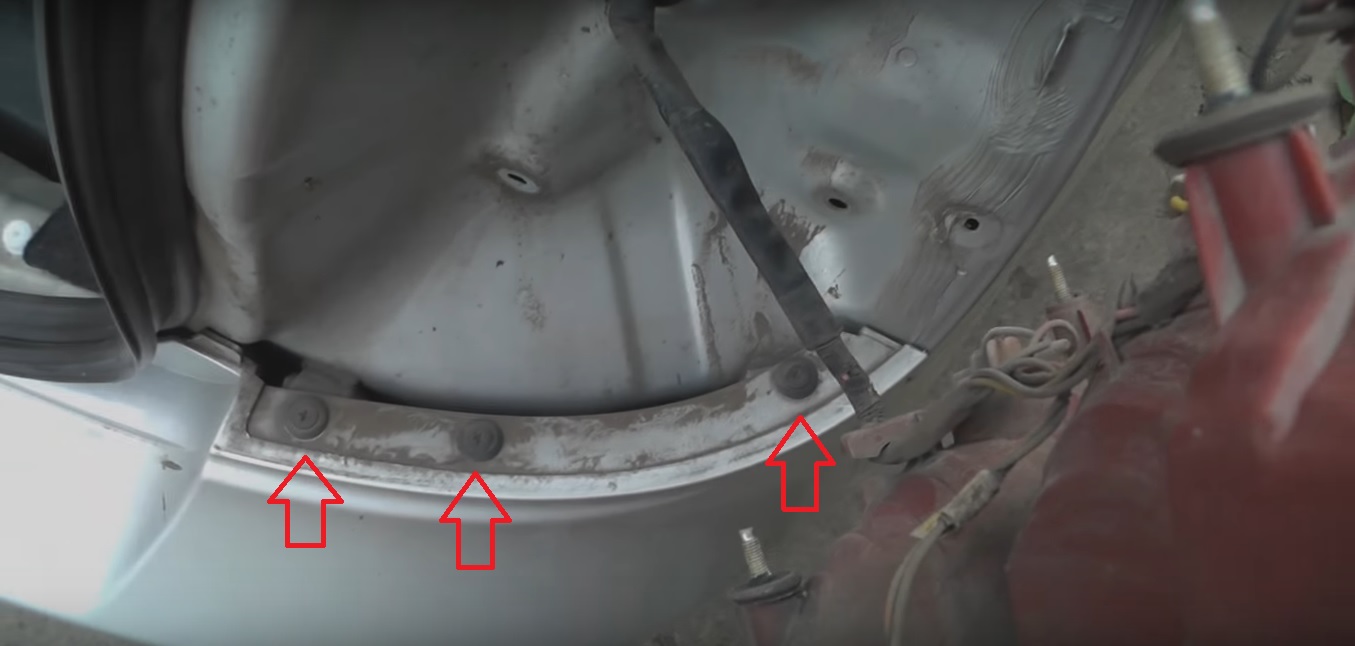 Расположение крепления заднего бампера под фарой на автомобиле Hyundai Acent MC