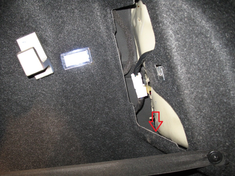 Расположение крепления гайки бампера под обшивкой багажника на автомобиле Hyundai Accent MC