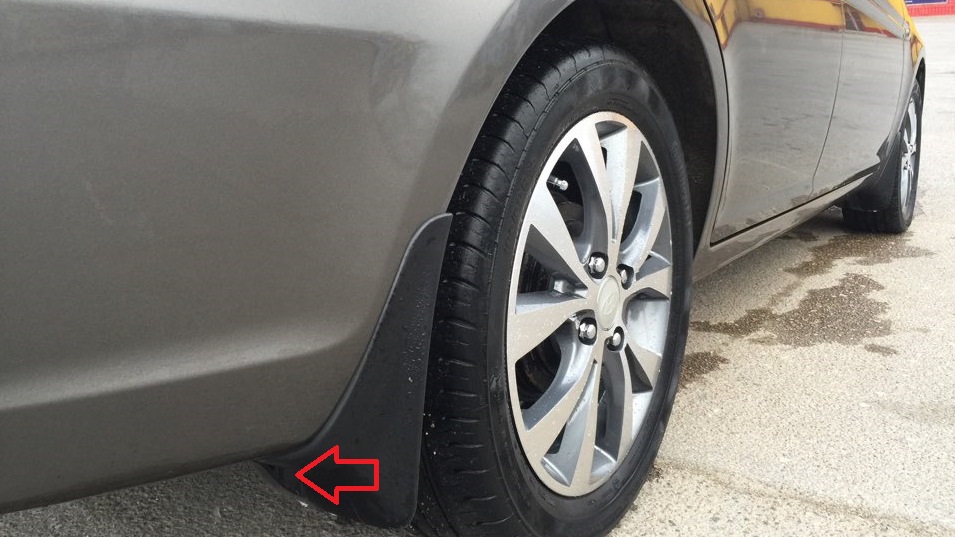 Расположение нижнего крепления брызговика к заднему бамперу на автомобиле Hyundai Accent MC