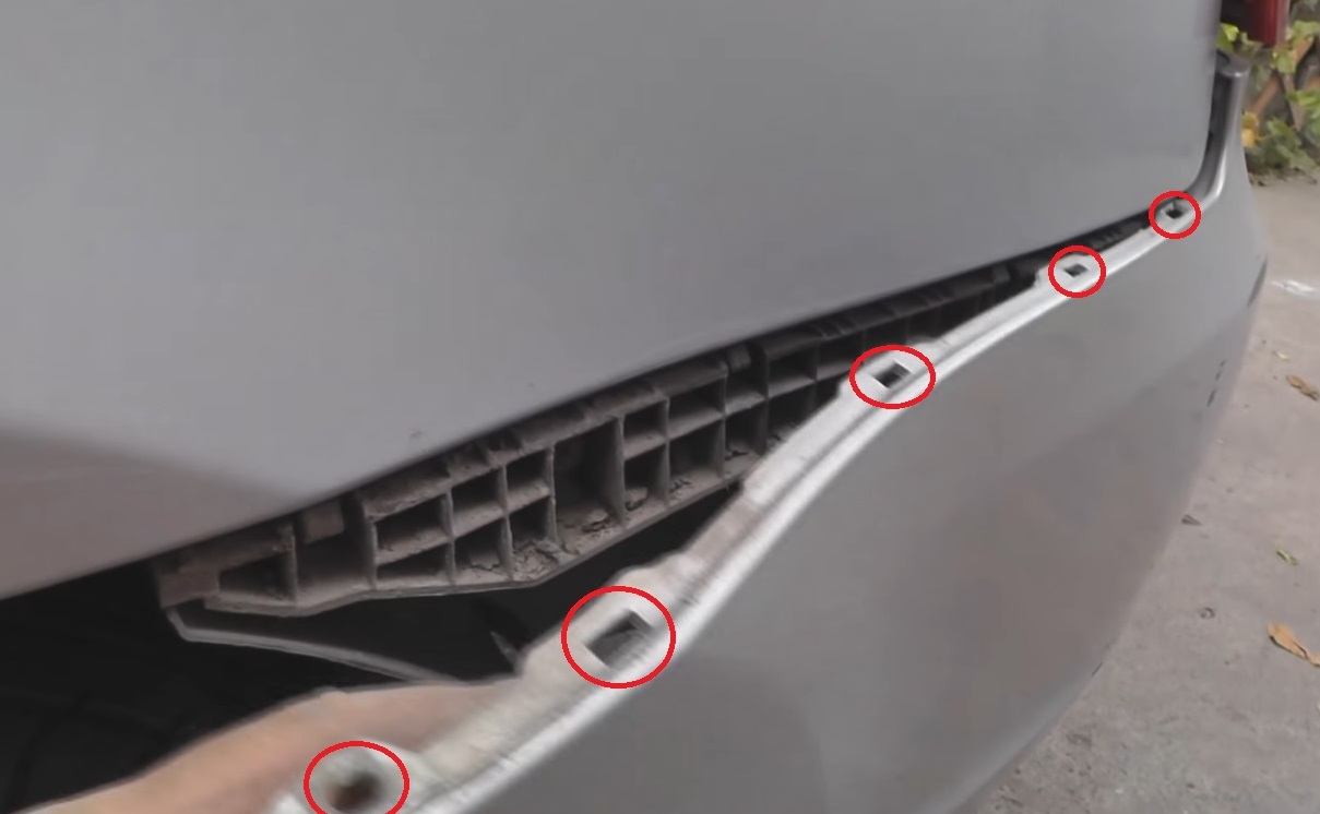 Отделить боковину заднего бампера от кузова на автомобиле Hyundai Accent MC