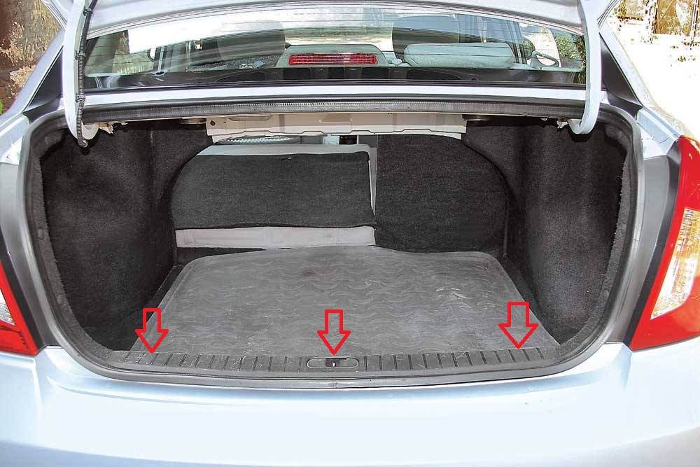 Расположение крепления задней облицовки багажника на автомобиле Hyundai Accent MC