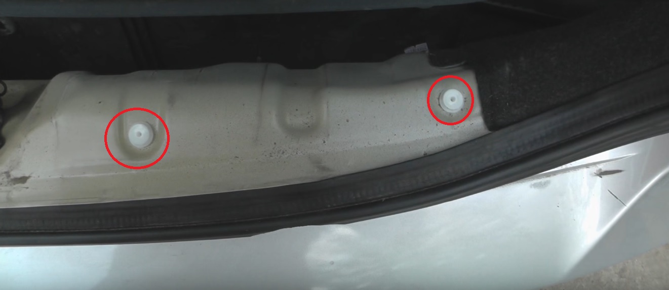 Расположение пистонов задней облицовки багажника на автомобиле Hyundai Accent MC