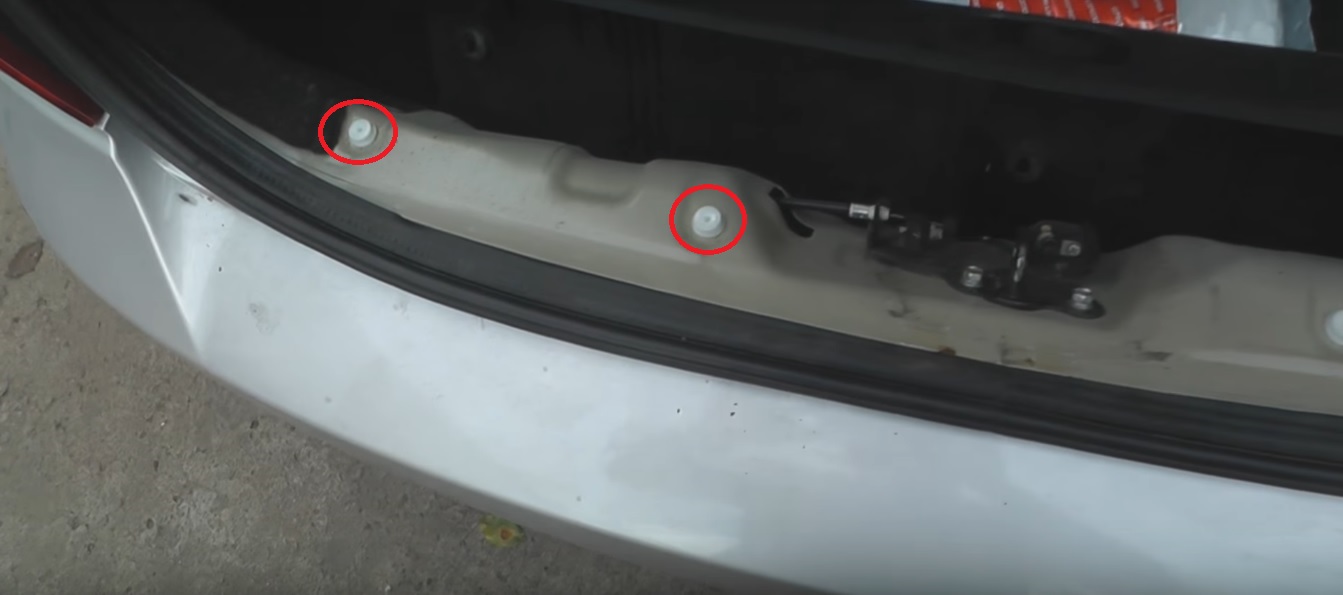 Пистоны задней облицовки багажника на автомобиле Hyundai Accent MC