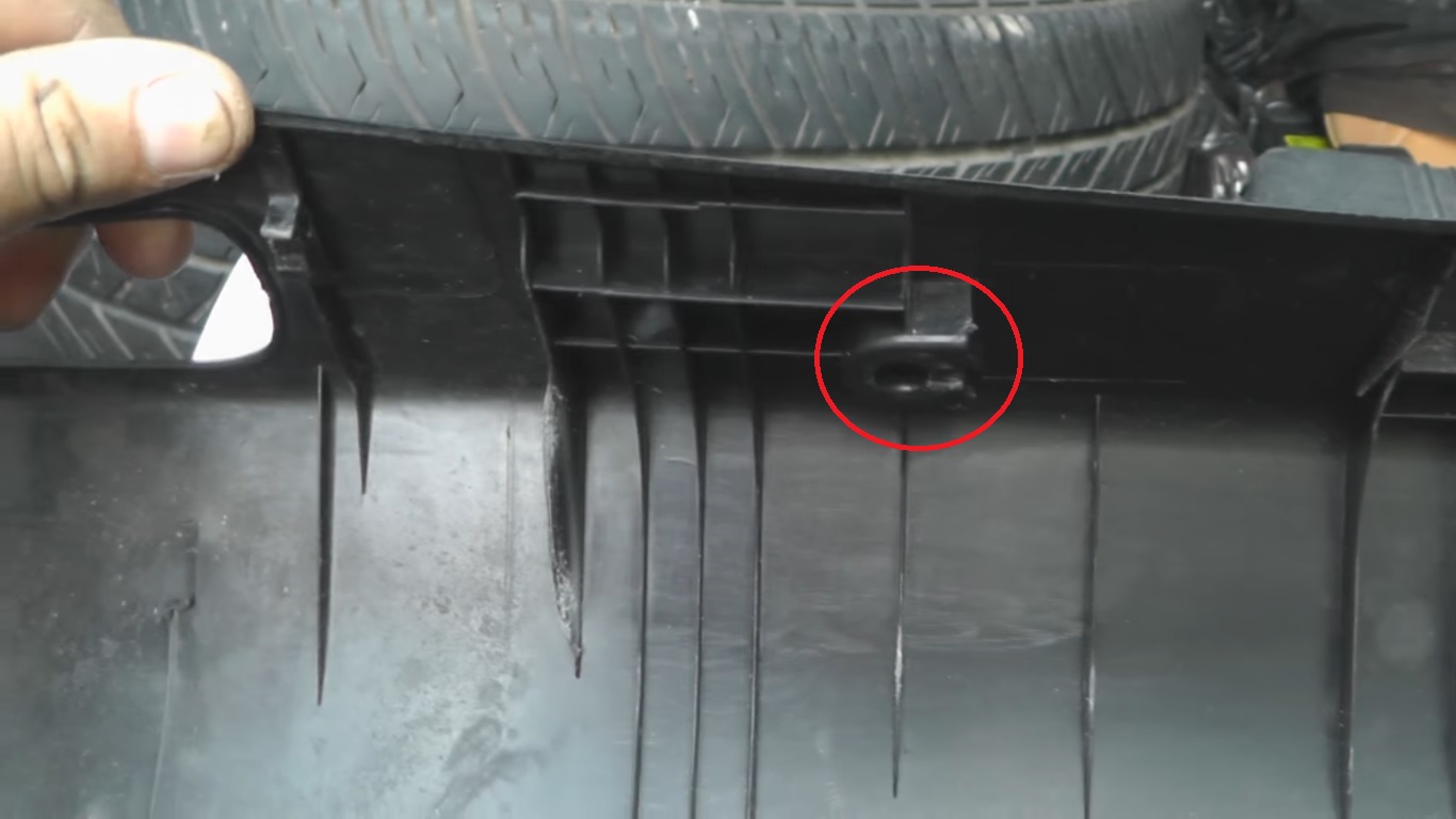 Паз фиксатора задней облицовки багажника на автомобиле Hyundai Accent MC