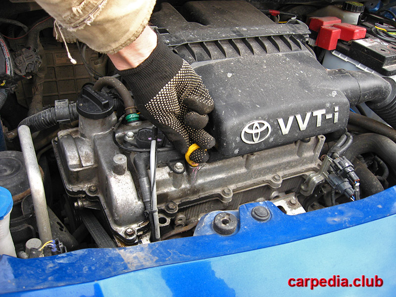 Повторная установка маслоизмерительного щупа в картер двигателя Toyota Yaris II