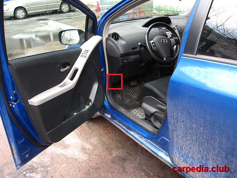 Расположение рычага открывания капота в салоне автомобиля Toyota Yaris II