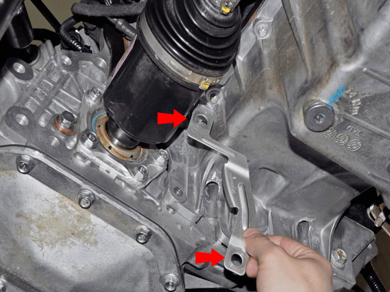 Открутить грязезащитную пластину картера на автомобиле Chevrolet Cruze J300 2008-2016