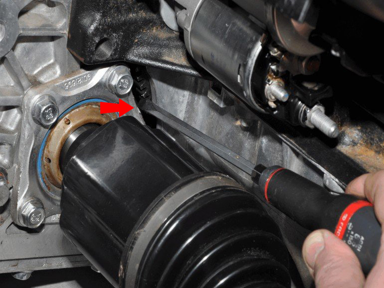 Отверткой заблокировать коленчатый вал на автомобиле Chevrolet Cruze J300 2008-2016