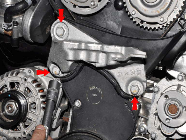 Открутить три крепления правой опоры силового агрегата на автомобиле Chevrolet Cruze J300 2008-2016