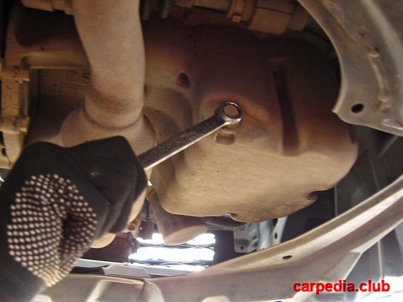 Ослабление пробки сливного отверстия в поддоне масляного картера Toyota Yaris II