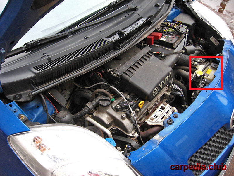 Расположение расширительного бачка охлаждающей жидкости в подкапотном пространстве Toyota Yaris II