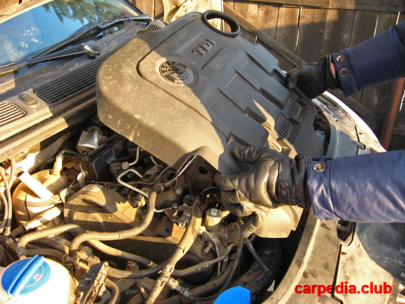 Одеть декоративный кожух двигателя на фиксаторы на автомобиле Skoda Fabia MK2 5J 2007-2014