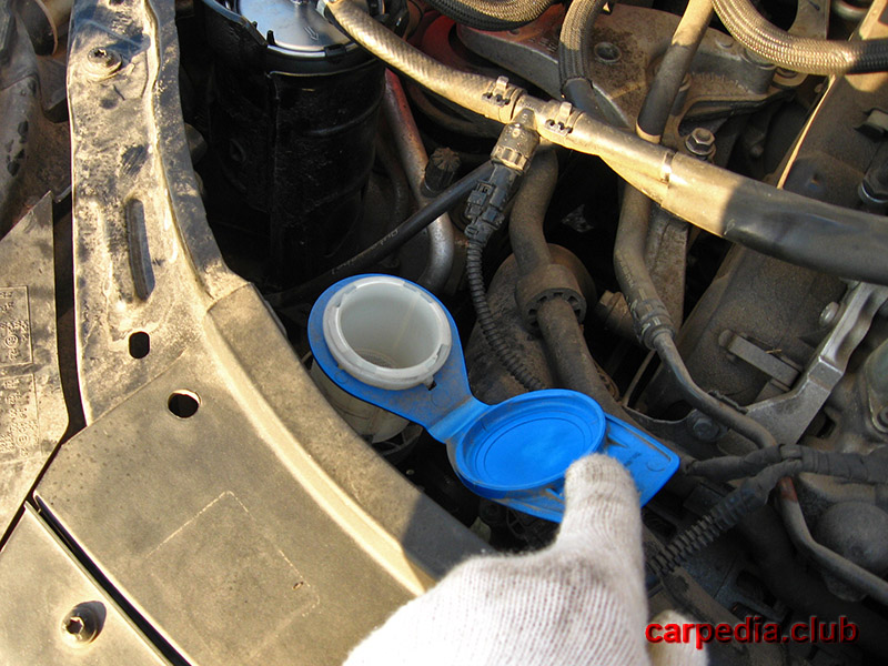 Открыть пробку наливного отверстия бачка омывателя стекла на автомобиле Skoda Fabia MK2 5J 2007-2014