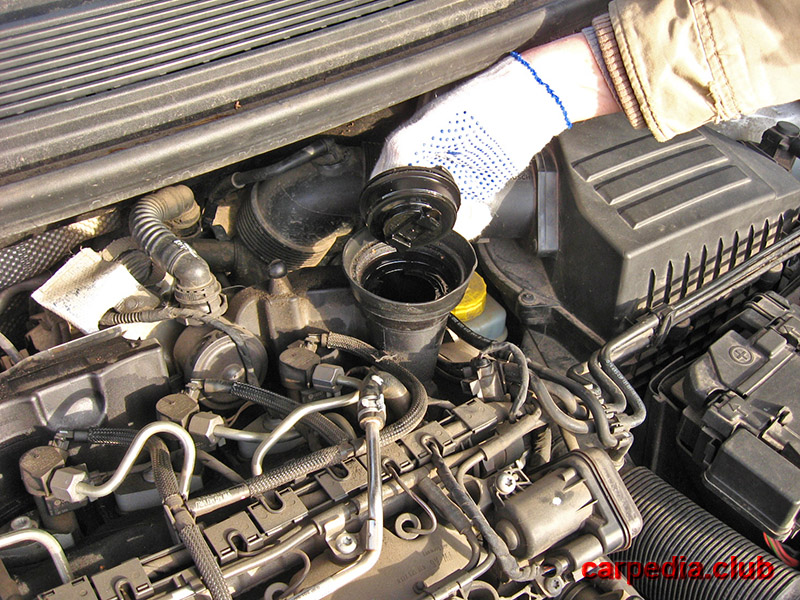 Снять крышку маслозаливной горловины двигателя на автомобиле Skoda Fabia MK2 5J 2007-2014