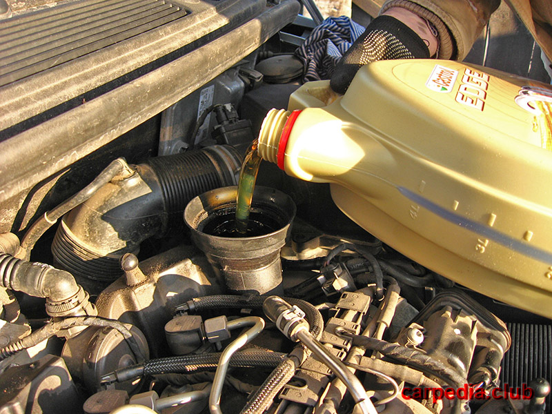 Залить масло в двигатель на автомобиле Skoda Fabia MK2 5J 2007-2014