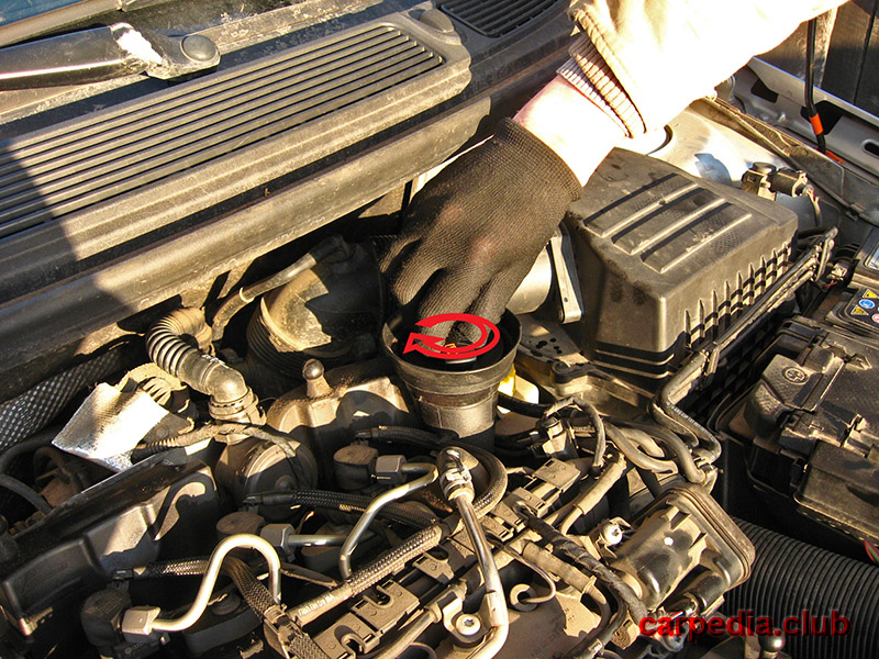 Закрутить маслозаливную пробку двигателя на автомобиле Skoda Fabia MK2 5J 2007-2014