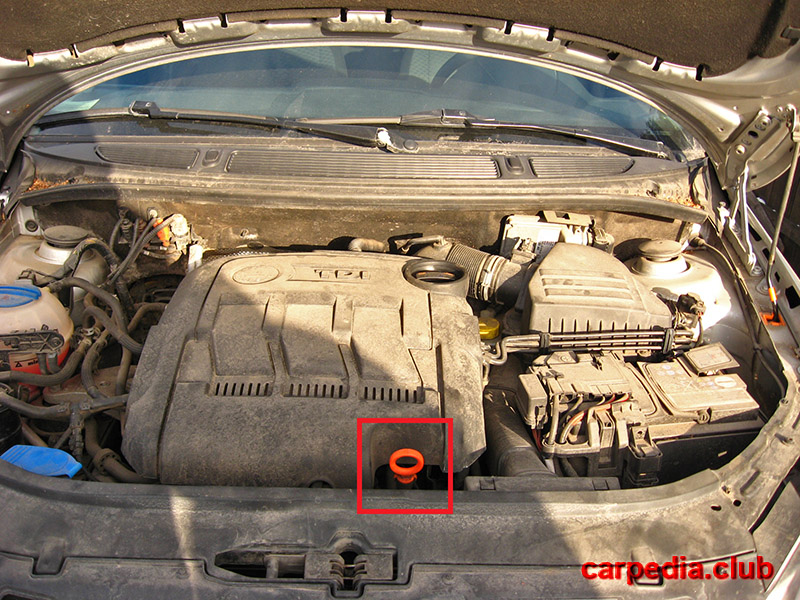 Расположение щупа двигателя на автомобиле Skoda Fabia MK2 5J 2007-2014