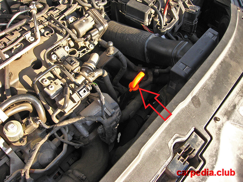 Маслоизмерительный щуп двигателя на автомобиле Skoda Fabia MK2 5J 2007-2014
