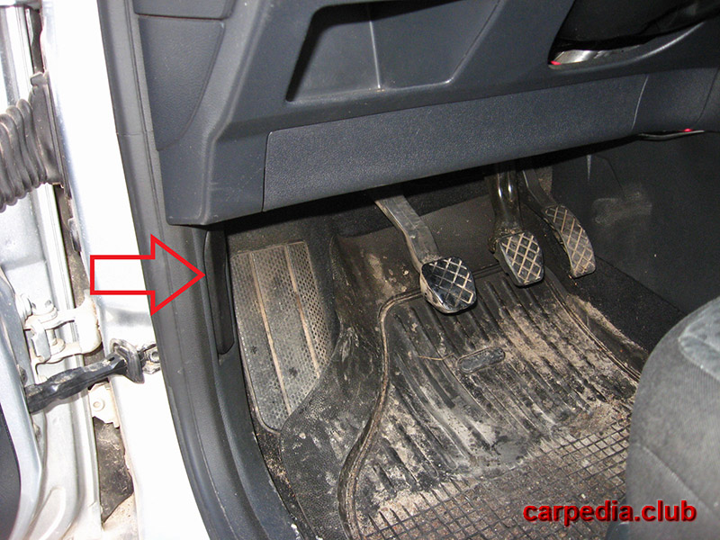 Рычаг открывания капота под панелью приборов на автомобиле Skoda Fabia MK2 5J 2007-2014