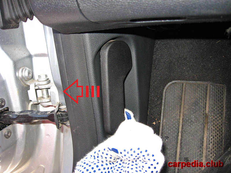 Потянуть на себя рычаг открывания капота на автомобиле Skoda Fabia MK2 5J 2007-2014