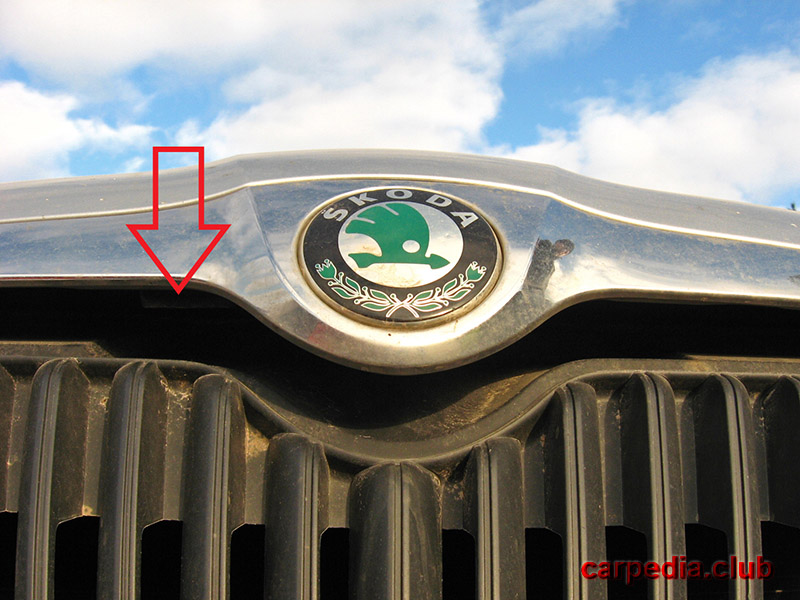 Расположение рычага открывания замка капота на автомобиле Skoda Fabia MK2 5J 2007-2014