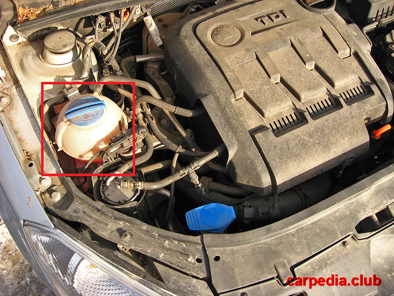 Расположение расширительного бачка охлаждающей жидкости на автомобиле Skoda Fabia MK2 5J 2007-2014