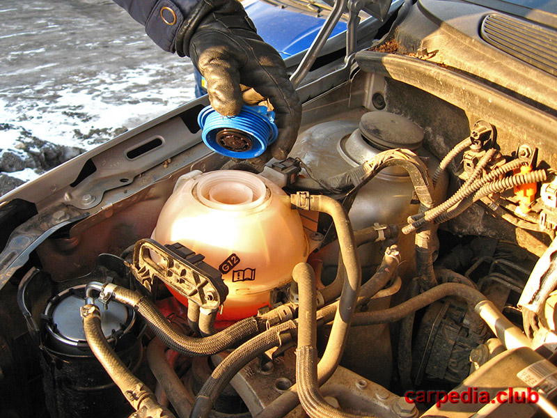 Открутить пробку расширительного бачка охлаждающей жидкости на автомобиле Skoda Fabia MK2 5J 2007-2014