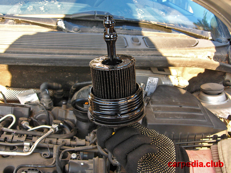 Масляный фильтр на автомобиле Skoda Fabia MK2 5J 2007-2014