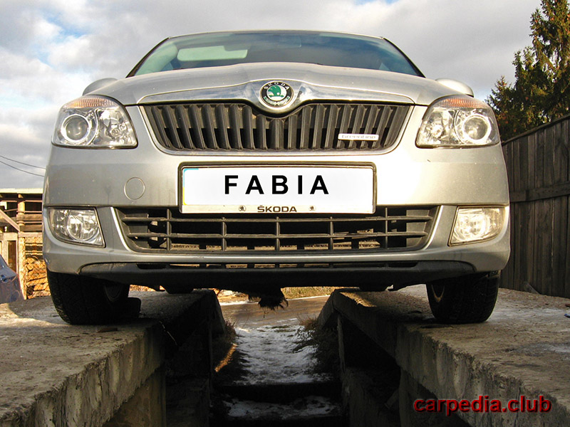 Установить на яму или эстакаду автомобиль Skoda Fabia MK2 5J 2007-2014