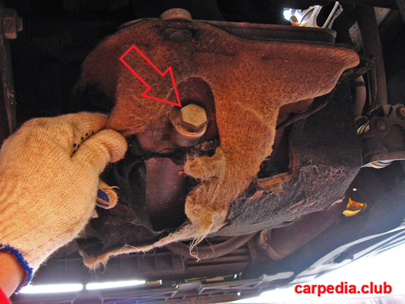 Сливная пробка масла двигателя на автомобиле Skoda Fabia MK2 5J 2007-2014