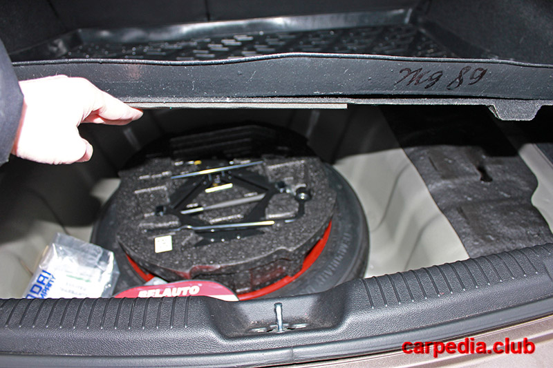 Запаска в багажнике под палкой на автомобиле Hyundai Elantra J5 MD 2010-2016