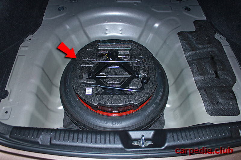 Извлечь инструменты для снятия колеса на автомобиле Hyundai Elantra J5 MD 2010-2016