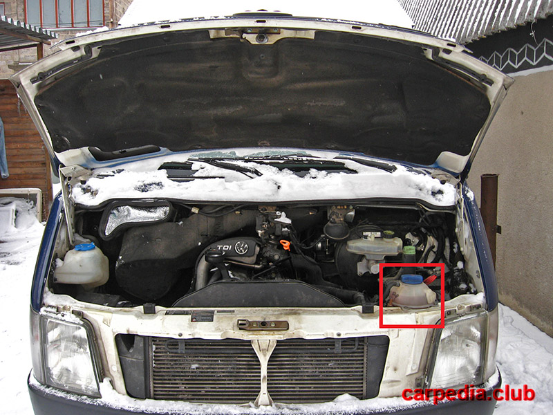 Расположение бачка охлаждающей жидкости Volkswagen LT II 1996 - 2006