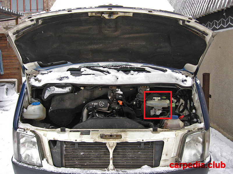 Расположение бачка тормозной жидкости Volkswagen LT II 1996 - 2006