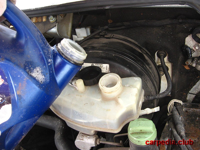 Долив тормозной жидкости в бачок Volkswagen LT II 1996 - 2006