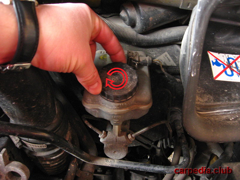 Закрыть крушку бачка тормозной жидкости Mercedes Vito I W638 1996 - 2003