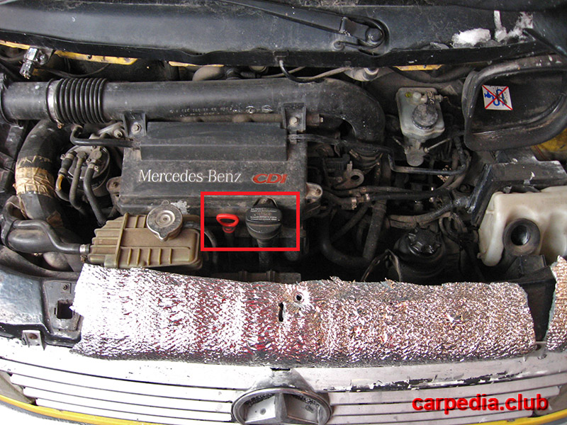 Расположение измерительного щупа и масляной горловины двигателя Mercedes Vito I W638 1996 - 2003