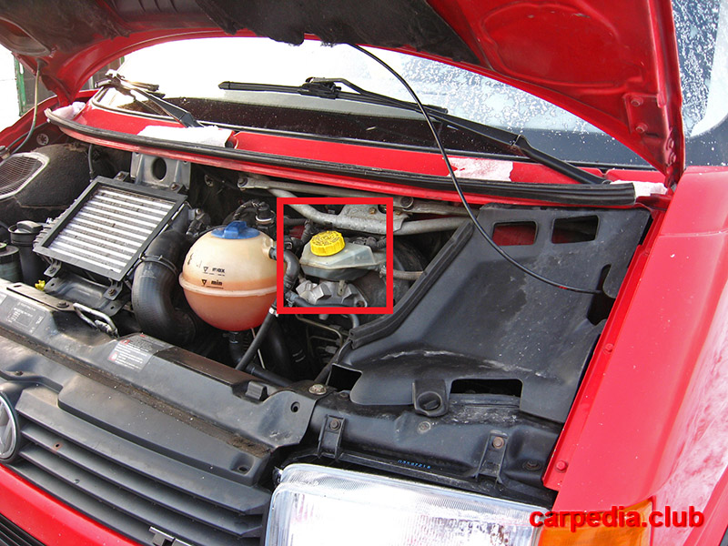 Расположение бачка тормозной жидкости в подкапотном пространстве Volkswagen Transporter T4