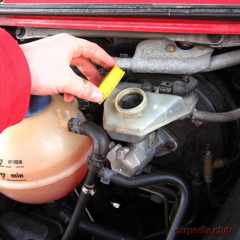 Снятие пробки с бачка тормозной жидкости Volkswagen Transporter T4