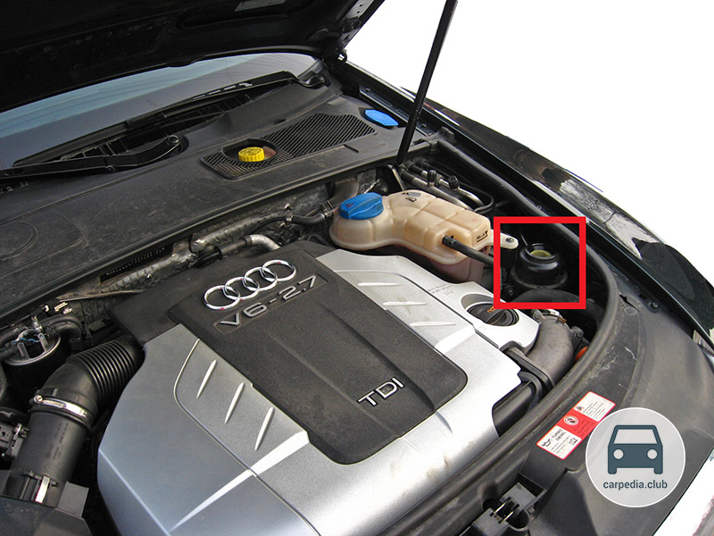 Расположение бачка гидроусилителя рулевого управления в подкапотном пространстве Audi A6 C6