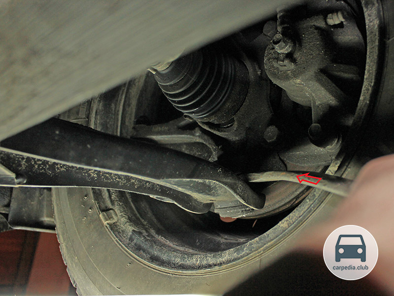 Проверить люфт в нижнем рычаге на автомобиле Hyundai Elantra J5 MD 2010-2016