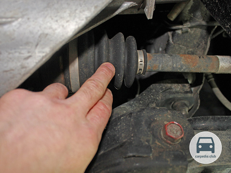 Проверить повреждения пыльника (чехла) внутреннего ШРУСа колеса на автомобиле Hyundai Elantra J5 MD 2010-2016