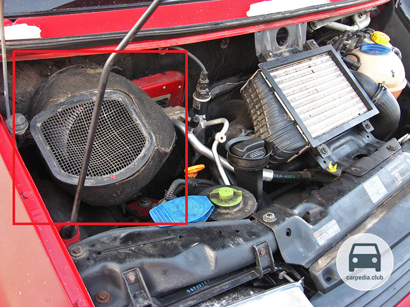 Расположение пылевого фильтра салона в моторном отсеке Volkswagen Transporter T4