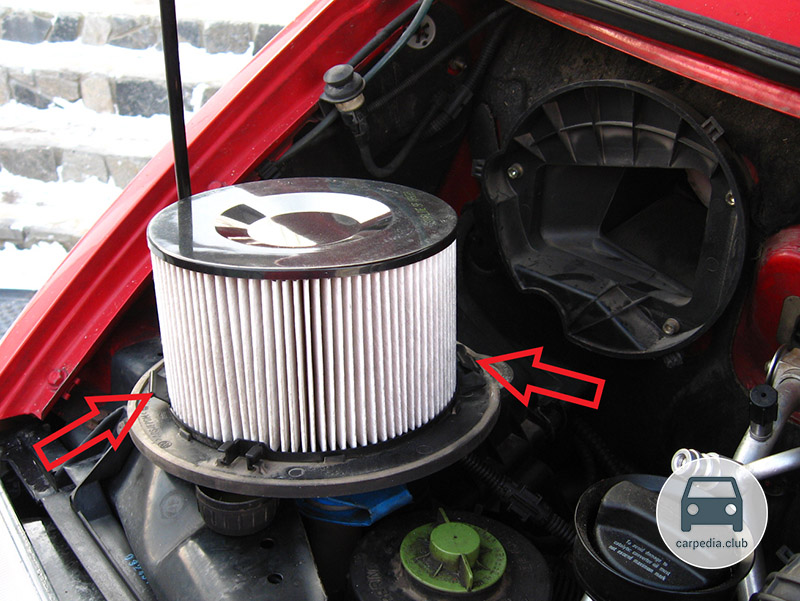 Размещение стопорных элементов крепления сменного элемента пылевого фильтра к уплотнительной прокладке (держателю) Volkswagen Transporter T4