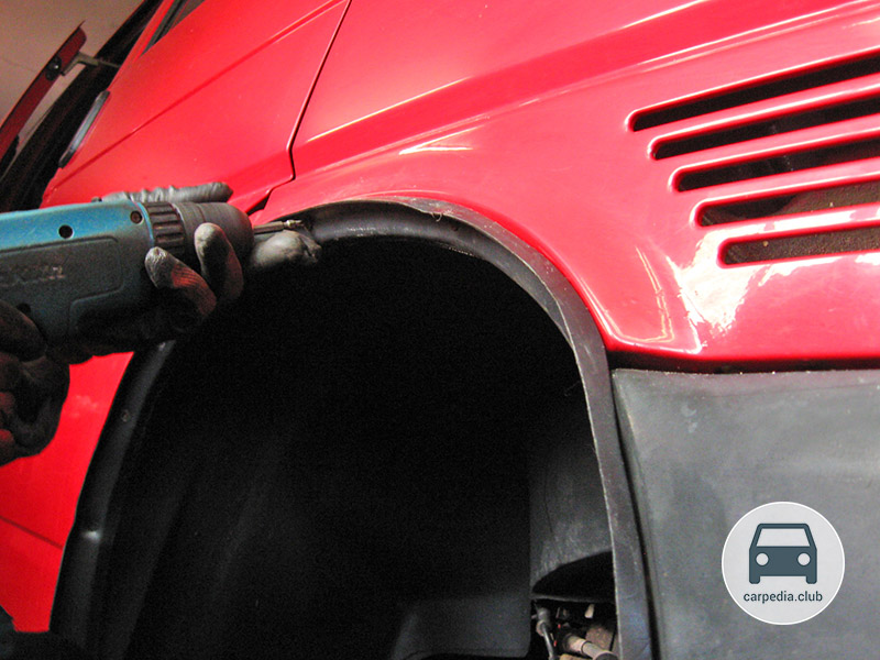 Отворачивание самореза крепления подкрылка правого переднего колес к крылу Volkswagen Transporter T4