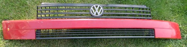 Снятая решетка с декоративной рамой радиатора с Volkswagen Transporter T4