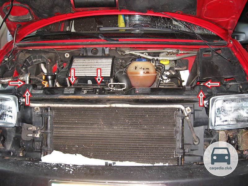Размещение винтов крепления пластины охладителя воздуха к планке радиатора и самой планки к кузову Volkswagen Transporter T4