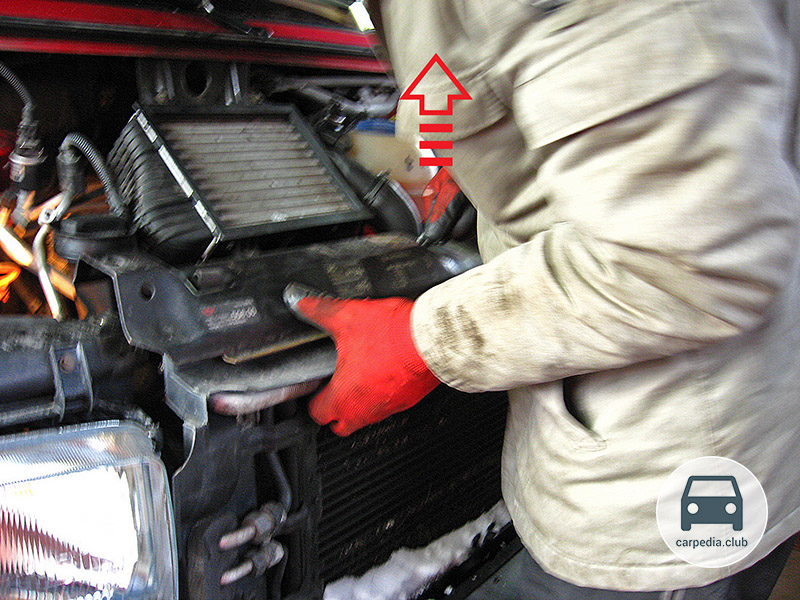 Поднимание за скобу в средней части радиатора Volkswagen Transporter T4