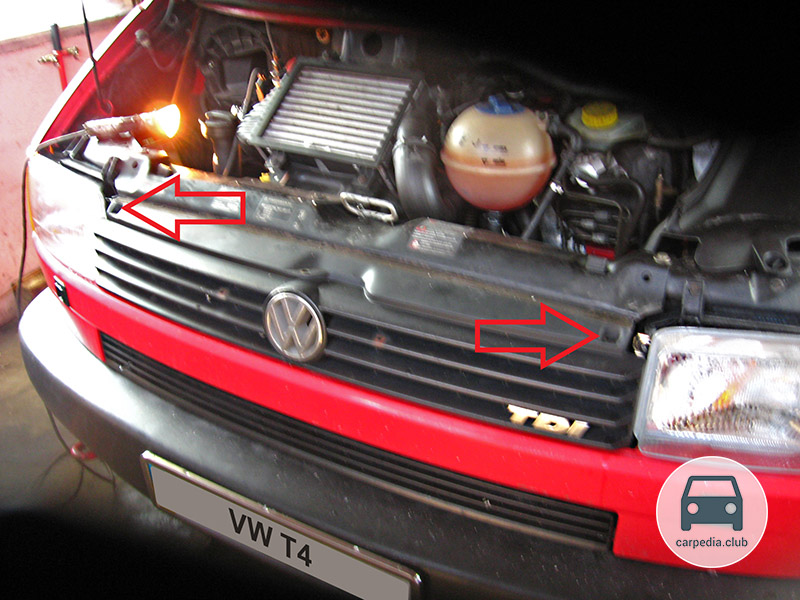 Размещение крайних винтов крепления верхней решетки радиатора двигателя Volkswagen Transporter T4
